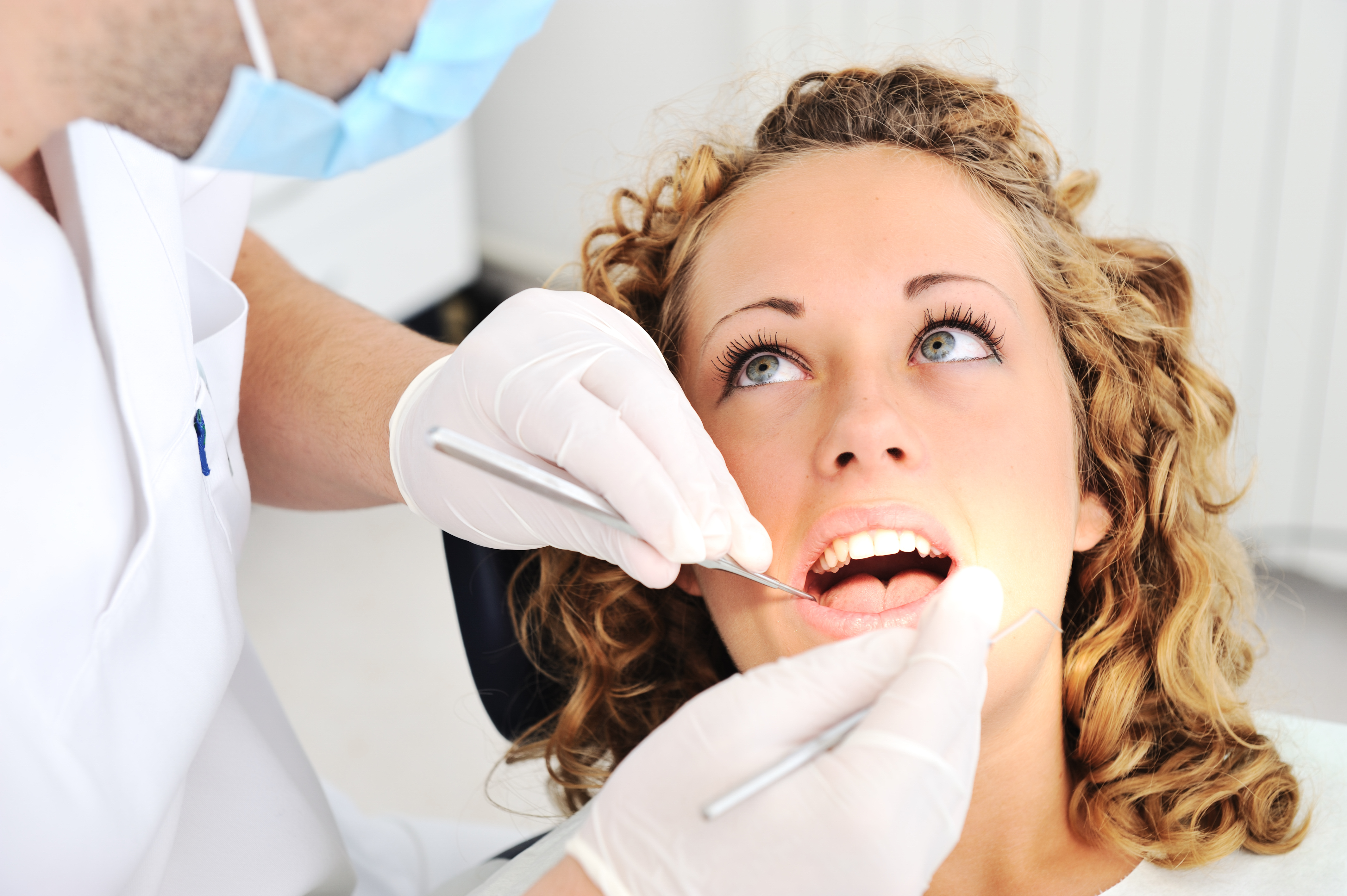 Врач который ставит зубы. Красивая девушка стоматолог. Стоматолог реклама. Стоматология фото.